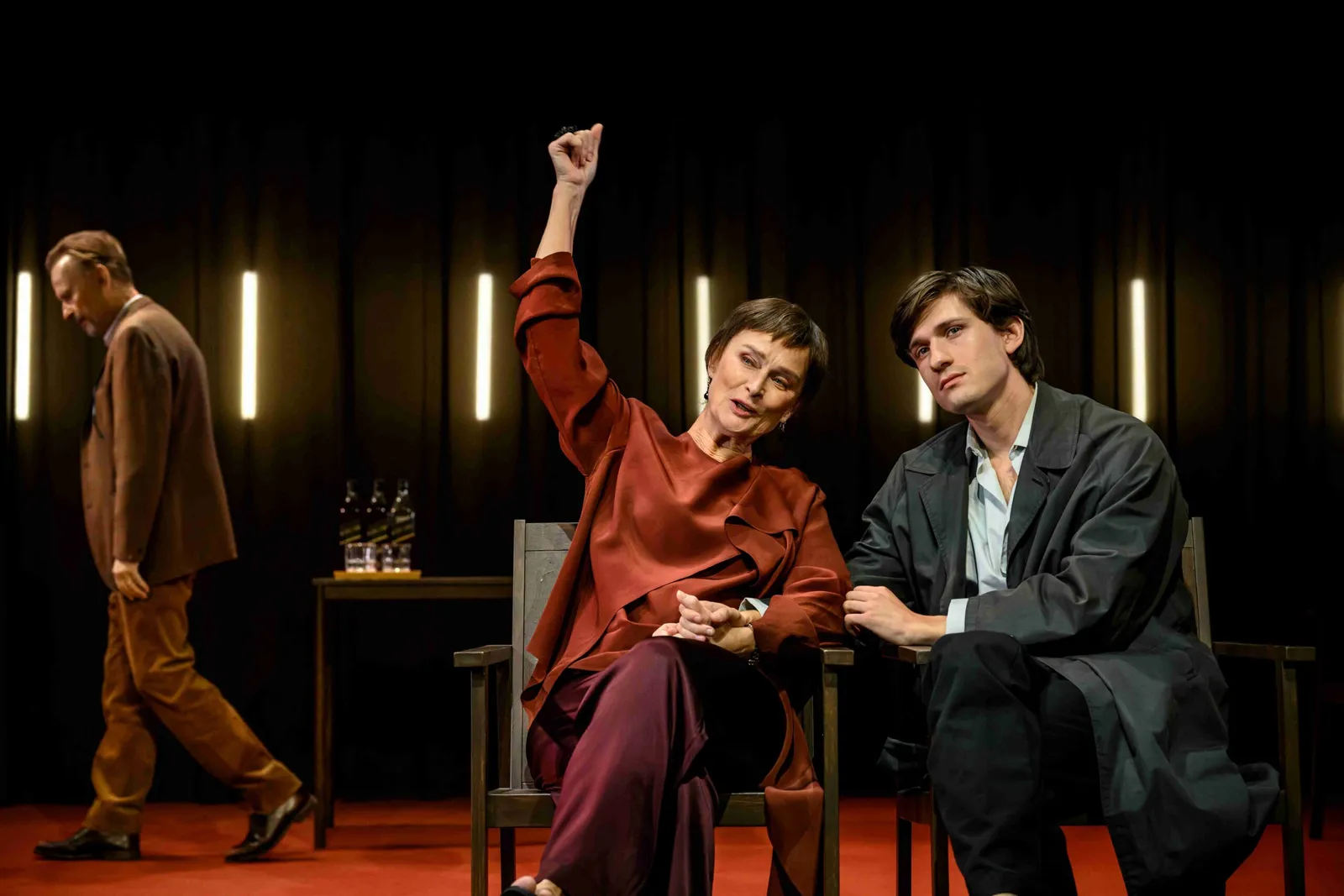 Scenbild ur Bolero med skådespelare i varmt scenljus